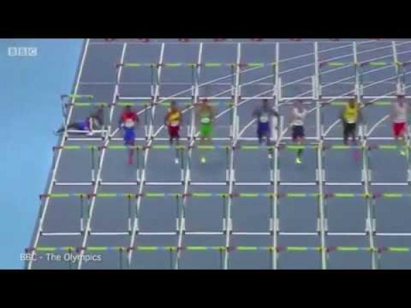 عداء أولمبي "منحوس" يتعثر في حاجز و يمر تحت آخر