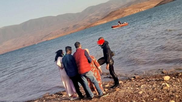 مؤلم وبالفيديو... أسرة غريق بحيرة بين الويدان تنتظر إخراج جثة ابنهم الأربعيني والبحث متواصل من طرف الغواصين