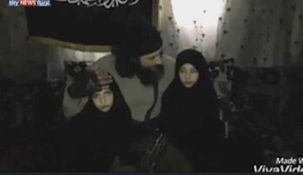 فيديو صادم: والدان يجهزان طفلتيهما لهجوم انتحاري بدمشق