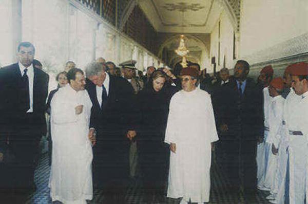 الرئيس الأمريكي الأسبق بيل كلينتون يزور ضريح محمد الخامس