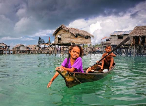 "غجر البحر" قبيلة تعيش وتموت في الماء!