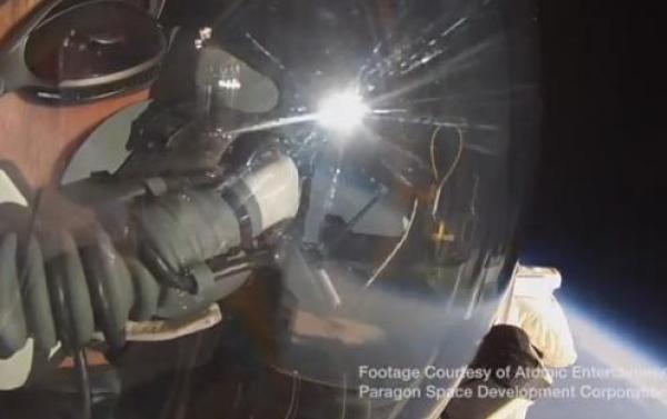 بالفيديو: مدير في غوغل يتفوق على المغامر النمساوي بومغارتنر و يحقق القفزة الأعلى بتاريخ البشرية