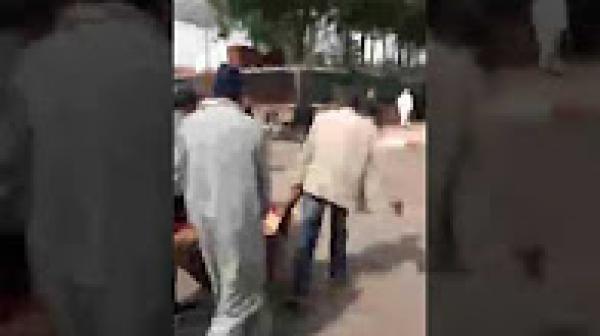 فضيحة مستشفى أزيلال عجوز مريض محمول بكاشا وأسرته تبكي