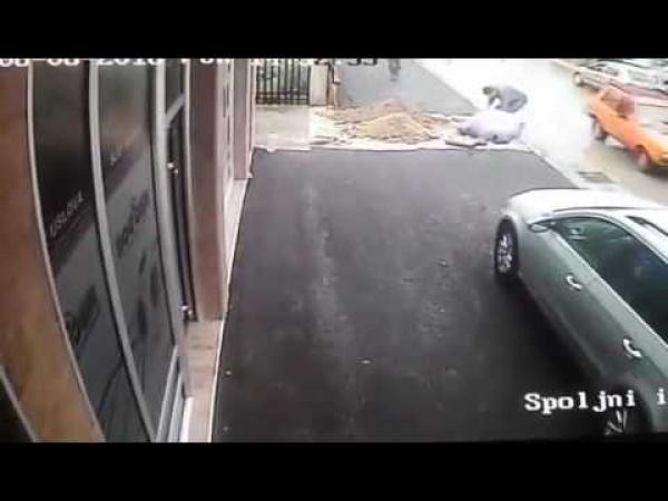 بالفيديو: مظلة تنقذ مسنّة سقطت في حفرة