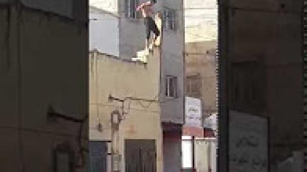 شاهد رومبو بني ملال محايح من فوق منزله ويقذف السيارات بالحجارة ويقطع الطريق