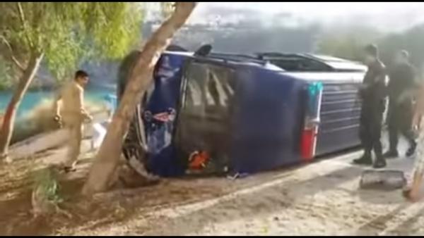 الحسيمة : سيارة تابعة للشرطة تنقلب و تكاد تسقط في البحر