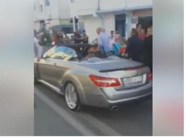 شاهد كيف تجمع الناس حول الملك محمد السادس أثناء مروره بسيارته في مرتيل