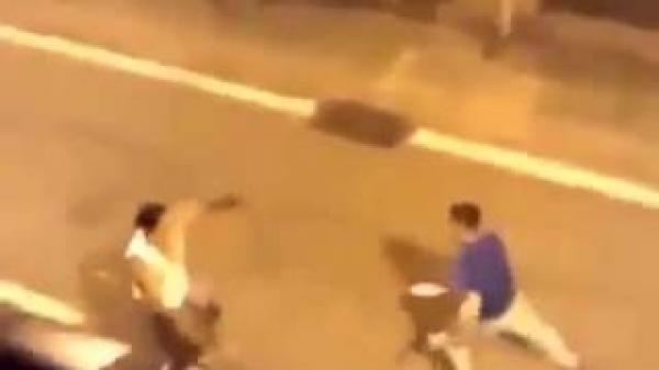 خطير .. فتاة مشرملة هازة سيف و محيحة في درب