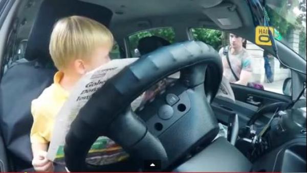 بالفيديو: طفل بعمر 3 سنوات يقود سيارة أجرة