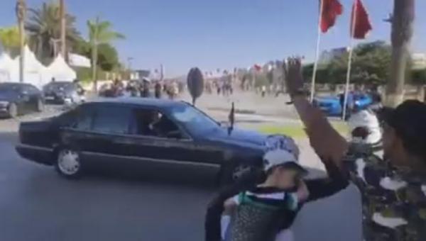 سيدة  على ظهرها طفل صغير تعترض موكب الملك في الحسيمة وهكذا رد عليها (فيديو)