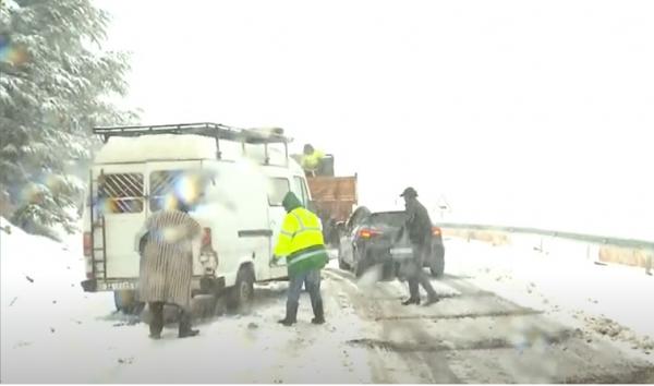 ميدلت .. غزارة الثلوج تقطع الطريق