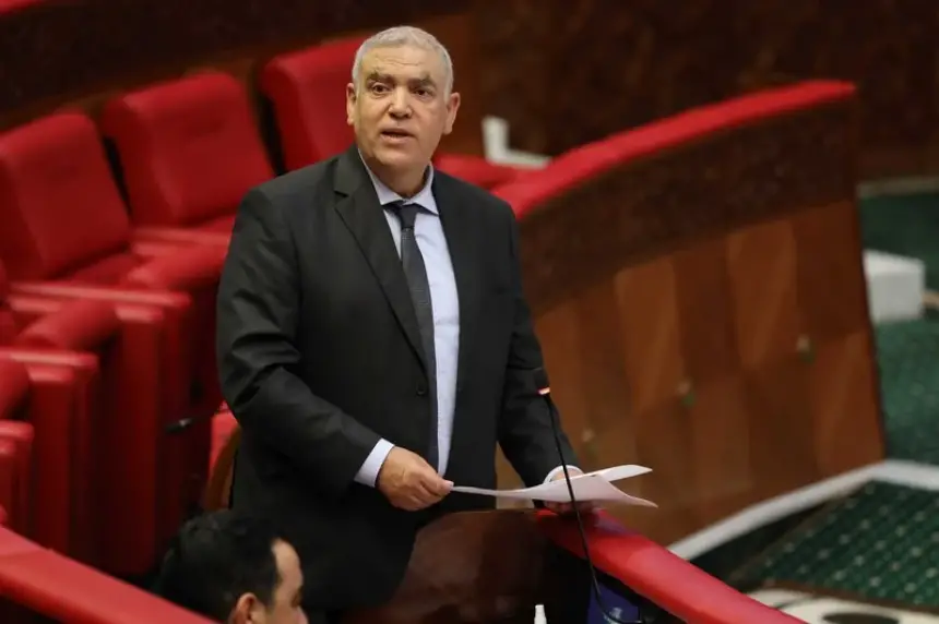 مستشار برلماني يطلق اتهامات خطيرة بالفساد..ورد قوي من وزير الداخلية