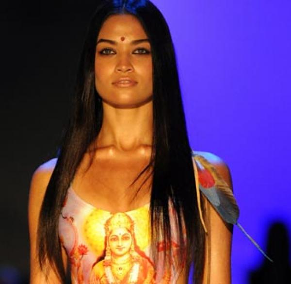 احتجاج هندوسي لرسم آلهتهم على مؤخرة عارضة أسترالية 