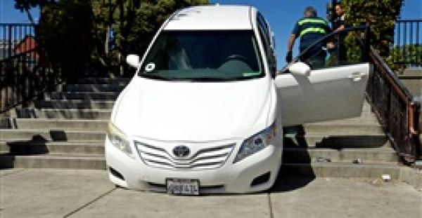 سائق أوبر يقع في خطأ فادح ينتهي بالنزول بسيارته على سلم (فيديو)