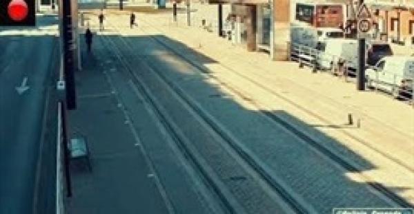 شرطي ينقذ امرأة مكفوفة قبل دهسها تحت عجلات قطار (فيديو)