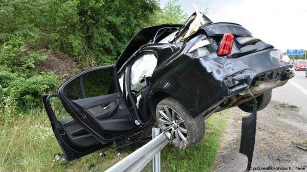 نجاة سائق سقطت سيارته من ارتفاع 10 أمتار!