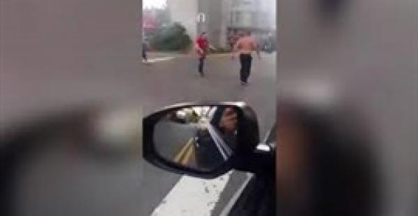 بالفيديو.. شاهد كيف أنقذت أمراة زوجها من هجوم مسلح