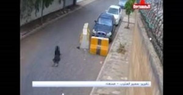 بالفيديو.. سائق تاكسي يختطف حقيبة فتاة ويسحلها وراءه لعشرات الأمتار