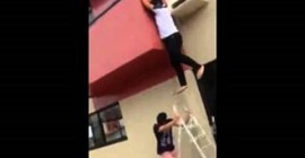 بالفيديو.. طالب يسقط من شرفة منزله أثناء محاولته الهرب مع صديقته