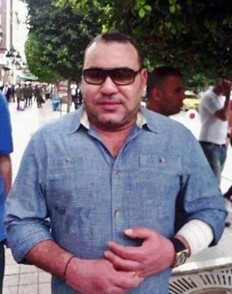 الملك محمد السادس يتجول راجلا في شارع " الحبيب بورقيبة" وسط تونس العاصمة