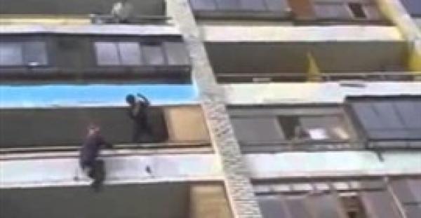 بالفيديو.. مطاردة مثيرة بين رجل إنقاذ ومنتحر على طريقة سبايدر مان