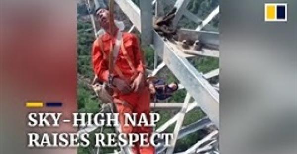 عمال كهرباء يأخذون قيلولة أعلى برج ارتفاعه 50 مترا (فيديو)