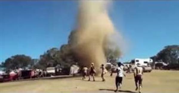 بالفيديو.. لحظات مثيرة لمحتفلين بمهرجان أسترالي فاجأهم إعصار
