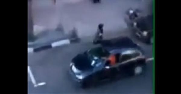 بالفيديو.. فتاة تلقن شابا متحرشا «علقة ساخنة»