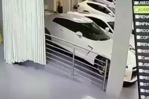 بالفيديو: شاهد كيف خدع لصوص نظام الإنذار في معرض للسيارات