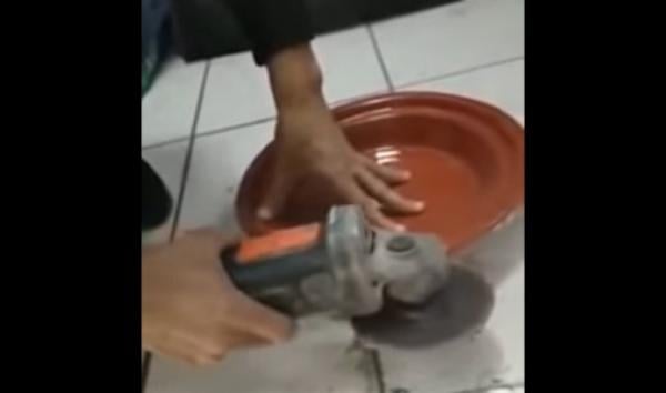 حضيو روسكم..مغاربة بالخارج يتداولون فيديو لتهريب المخدرات داخل "طواجن" وينبهون إلى خطر توصيل "السُخرة"!(فيديو)