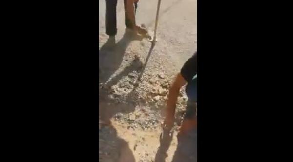 فضيحة بالفيديو... سكان "القبيلة" يفضحون الغش في تزفيت الطريق ويصرخون:" مخلاناش لمقاول نصاوبو عطب لما باش مايتفضحش"