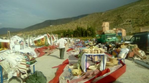 فيديو صادم...لحظة تدمير الرياح القوية لمعرض ساعات بعد افتتاحه من طرف وزيرة الصناعة التقليدية ونقل العارضات للمستعجلات