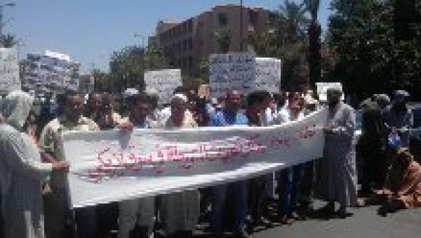 تجار سوق إزيكي بمراكش يغلقون الشارع العام إحتجاجا على حكم قضائي