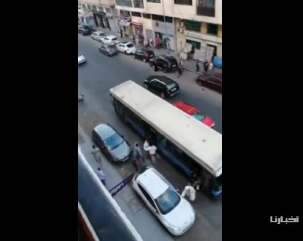 تهشيم الزجاج...ترويع الركاب...هكذا هاجم "مشرملون" حافلة للنقل الحضري في واضحة النهار(فيديو)