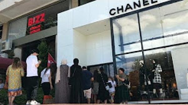 السياح العرب يستفيدون من هبوط الليرة بالتبضع في أفخم المتاجر بتركيا