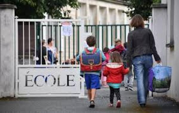 فرنسا تعيد إغلاق المدارس بعد أقل من أسبوع على فتحها بسبب إصابة عشرات الطلاب بكورونا
