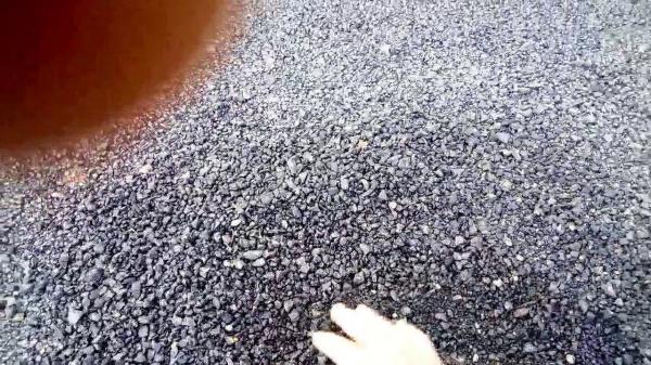 بالفيديو... مواطنون يفضحون الغش في أشغال طريق حديثة التزفيت ويطالبون بفتح تحقيق !