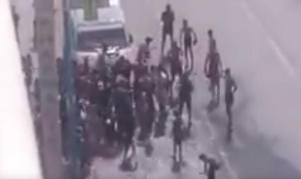 قمة التخلف والانحراف... قاصرون يدمرون أنبوب مياه مخصص لرجال المطافئ