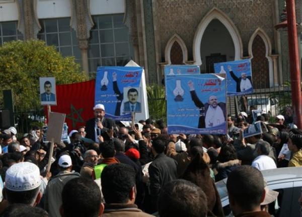 محتجون مغاربة يُردّدون: الشعب يريد إسقاط الفساد