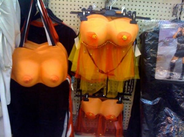 المغاربة يقبلون على الألعاب و الملابس الجنسية للشهوة تباع وسط البيضاء