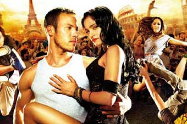 ممثلة جزائرية تثير غضب مواطنيها بمواقع التواصل الاجتماعي لظهورها بمشاهد إباحية في فيلم فرنسي