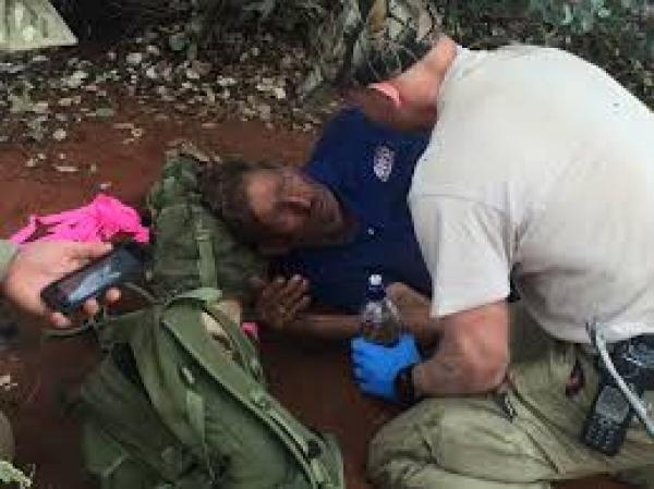 بالصور .. استرالي يعيش على أكل النمل لمدة 6 أيام