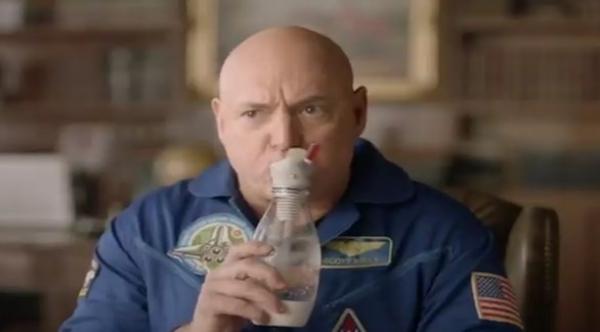 زجاجة تحول أنفاس الإنسان إلى مياه غازية