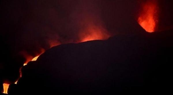 يضطران للعيش في قارب كانا يريدان بيعه بسبب بركان