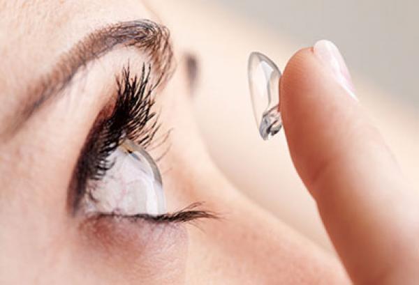 عدسة صحية تتغذى على فيروسات العين