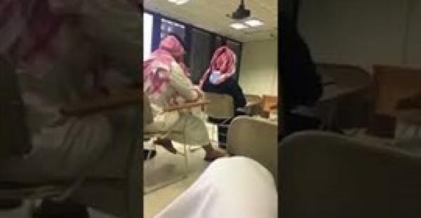 رد فعل شاب أثناء ضبطه يغش في الامتحان (فيديو)