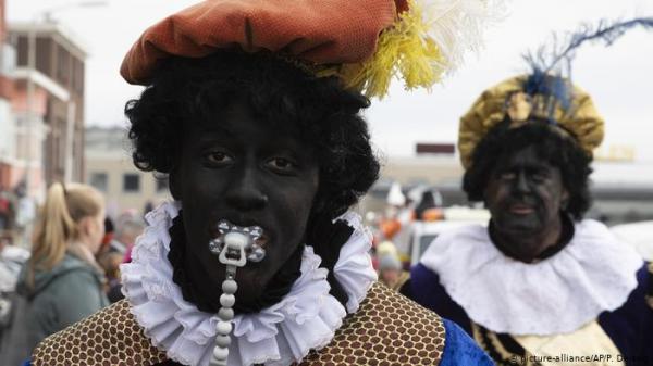 "بيتر الأسود" مساعد بابا نويل يثير الجدل في هولندا