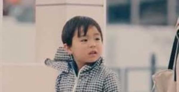 بالفيديو.. رد فعل أطفال اليابان عند سقوط محفظة نقود أمامهم