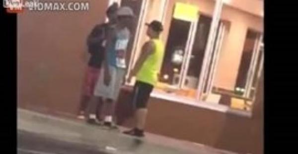 بالفيديو.. شاهد ماذا فعل شاب دخل صديقه في مشاجرة بالشارع