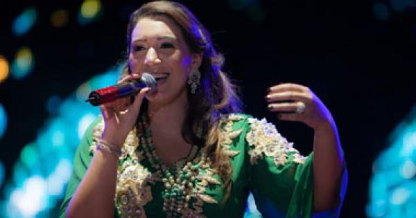 أسماء لمنور تربط معدتها